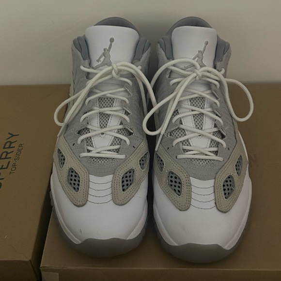 Jordan 🇯🇴 11 retro low size 12 white/ grey - Picture 2 of 4